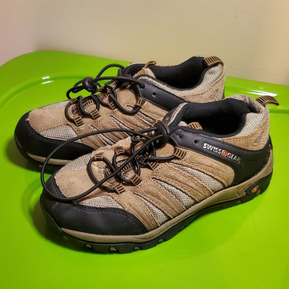 SwissGear Youth Hiking Shoes bungee cord brown leather mesh Size 4